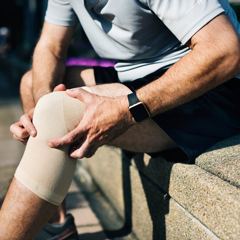 elderly-man-having-knee-injury